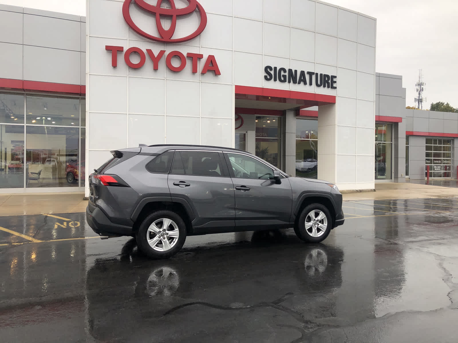 Used 2021 Toyota RAV4 XLE with VIN 2T3W1RFV0MC147727 for sale in Benton Harbor, MI