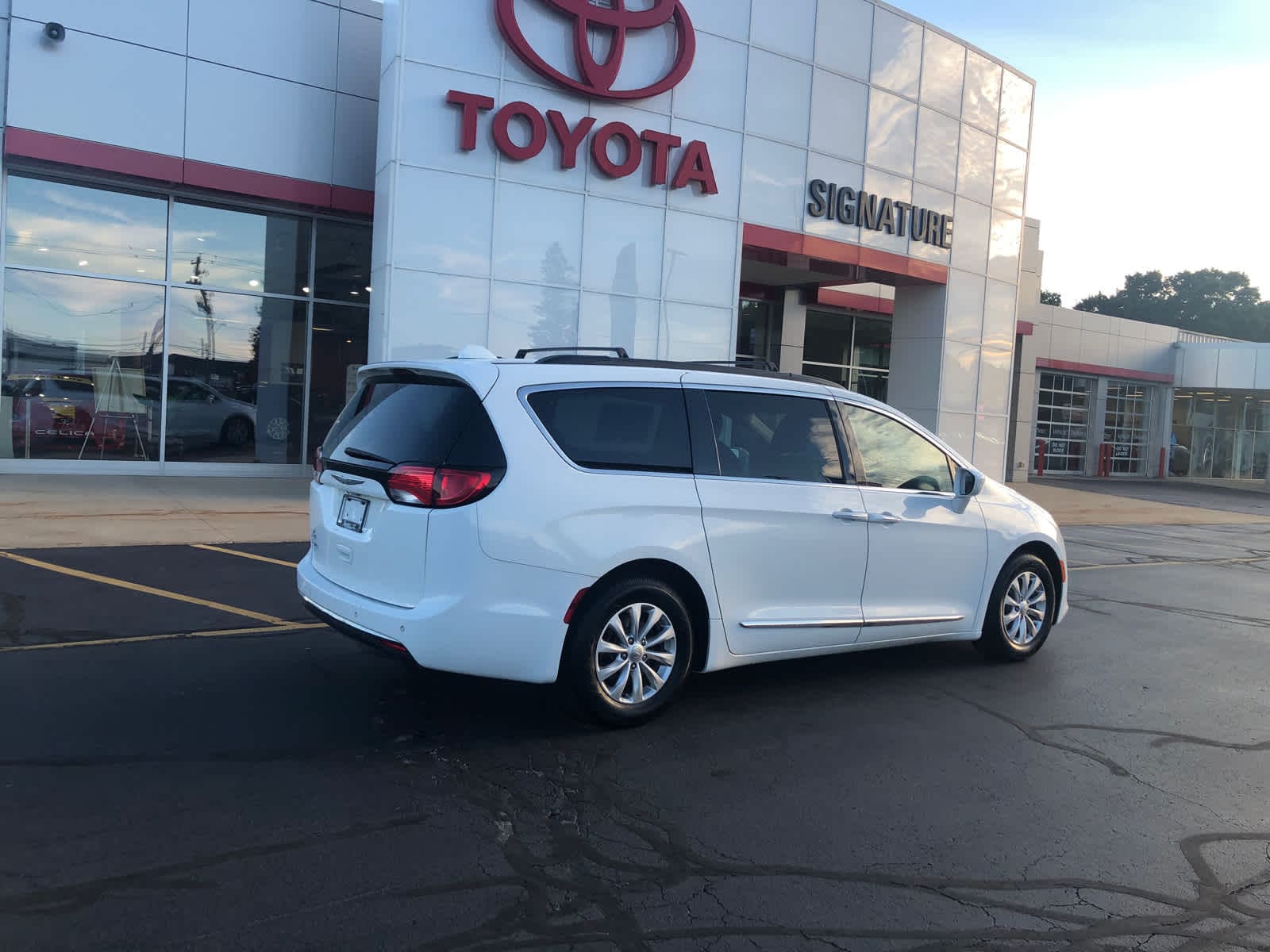 Used 2017 Chrysler Pacifica Touring-L with VIN 2C4RC1BG2HR683240 for sale in Benton Harbor, MI