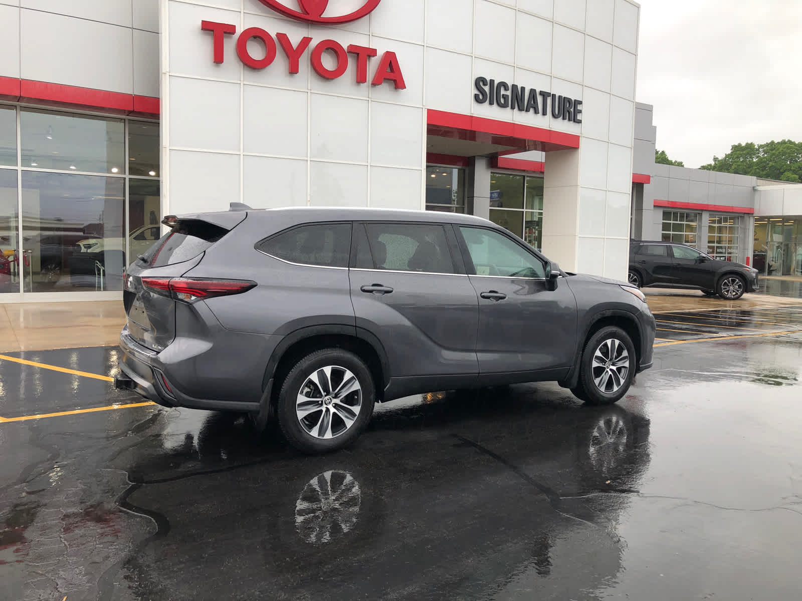 Certified 2024 Toyota Highlander XLE with VIN 5TDKDRBH0RS543542 for sale in Benton Harbor, MI