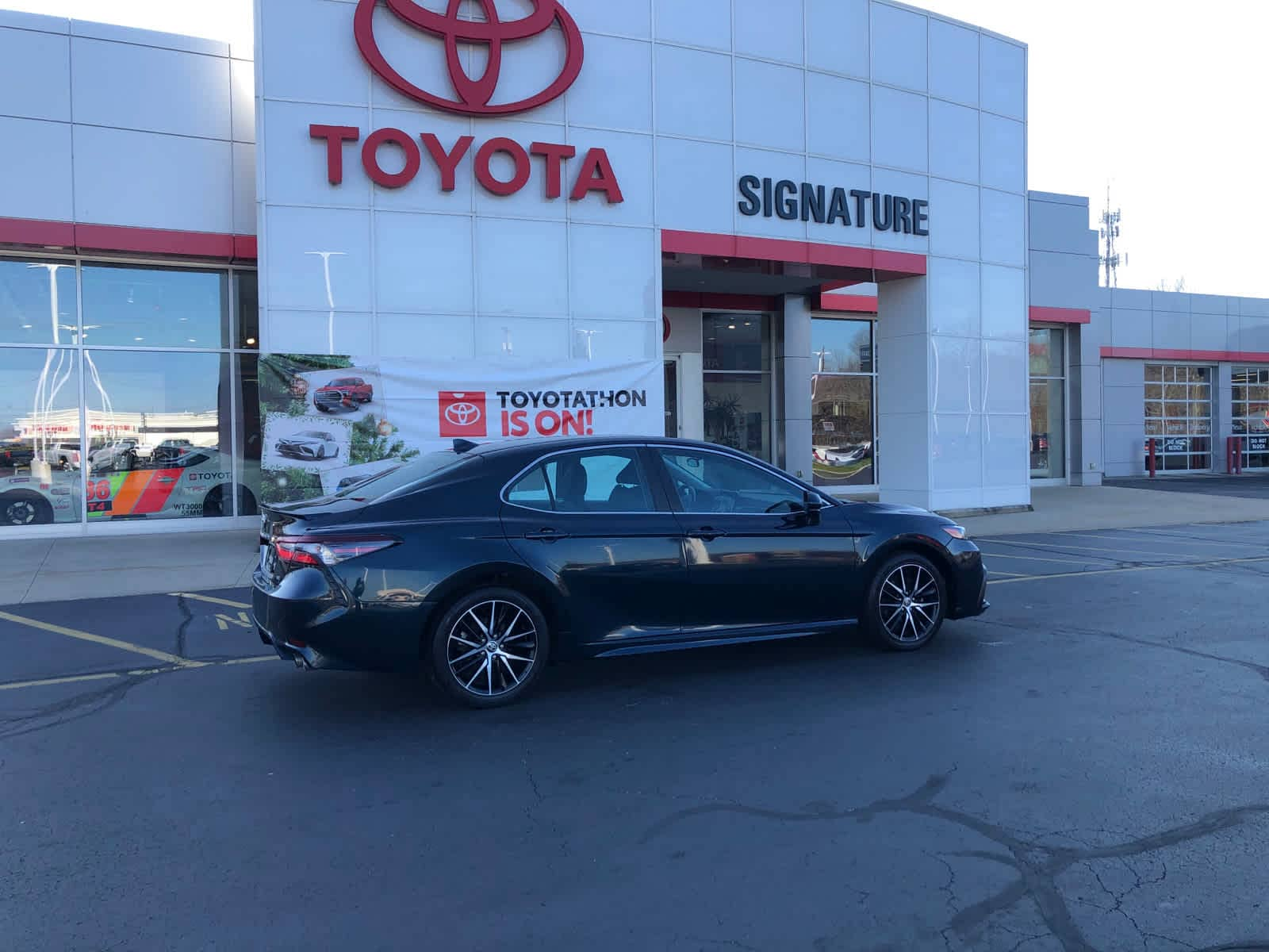 Used 2021 Toyota Camry SE with VIN 4T1G11AK4MU412238 for sale in Benton Harbor, MI