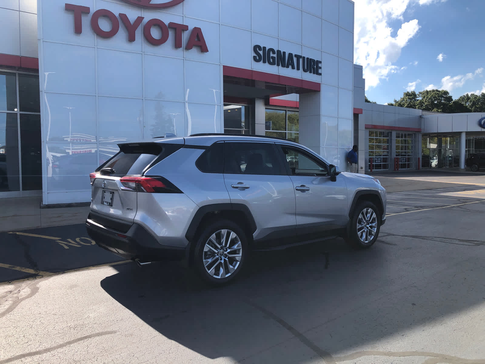 2022 Toyota RAV4 XLE Premium photo 2