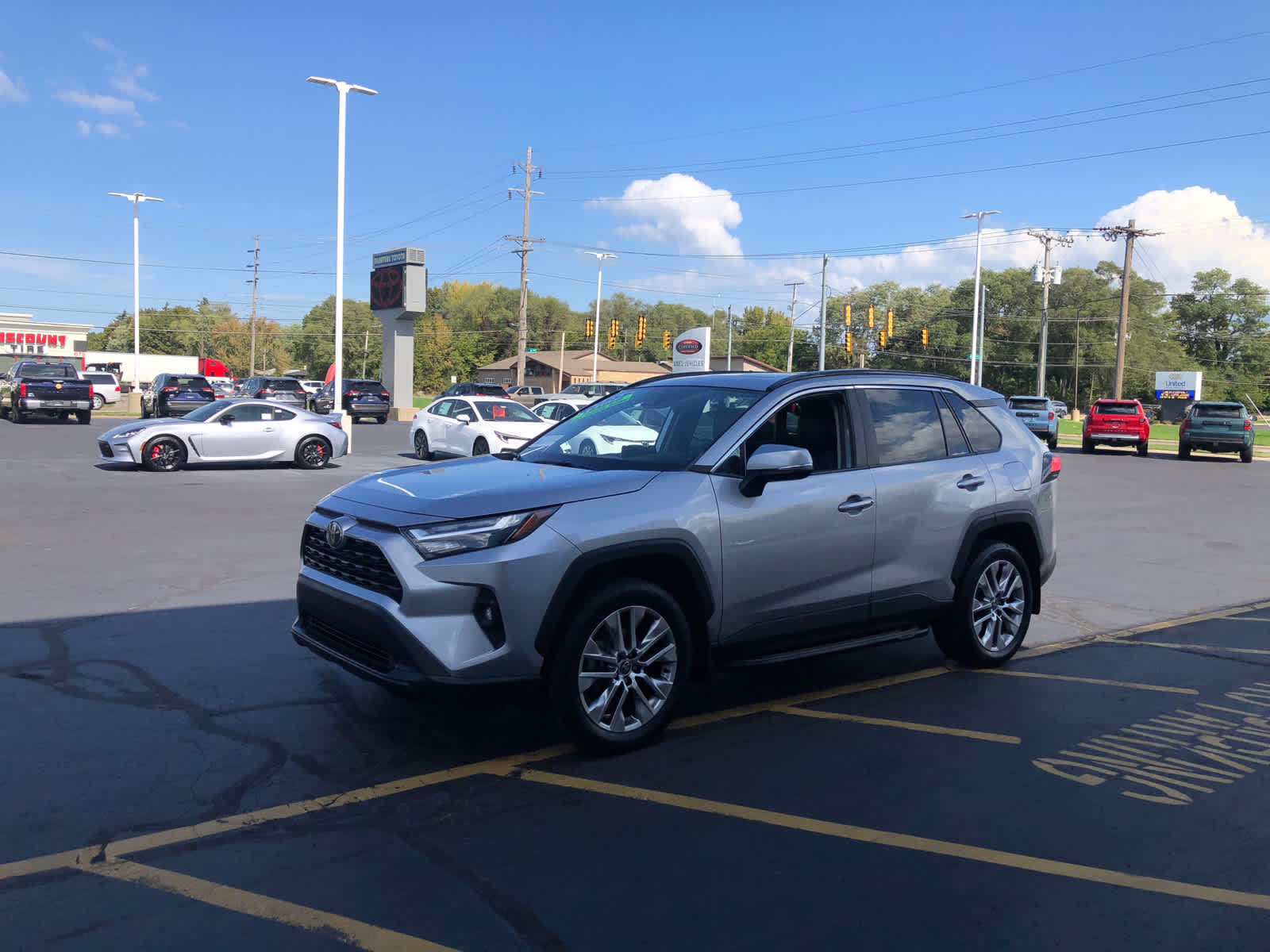 2022 Toyota RAV4 XLE Premium photo 4