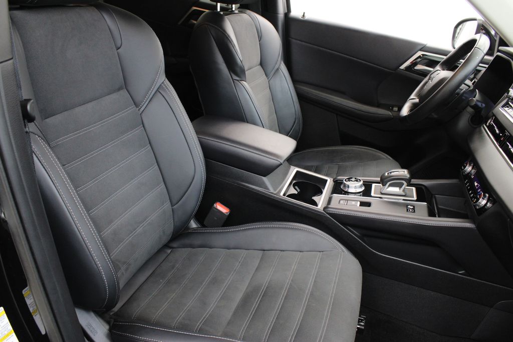 2024 Mitsubishi Outlander Plug-in Hybrid SE - Photo 23