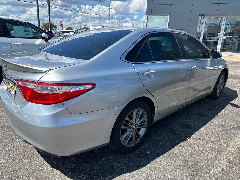 Used 2017 Toyota Camry SE Sedan