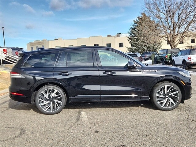 2025 Lincoln Aviator Black Label photo 2