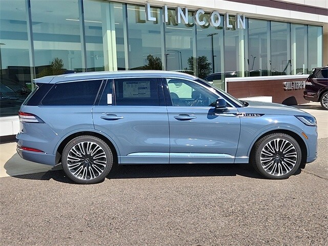 2025 Lincoln Aviator Black Label photo 2