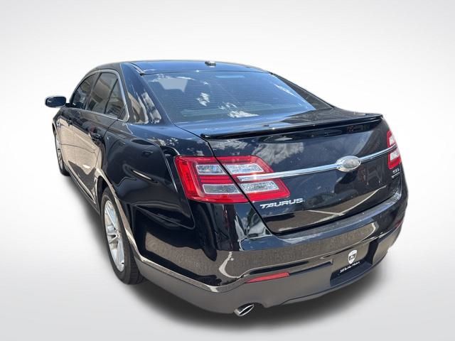 2016 Ford Taurus SEL photo 2