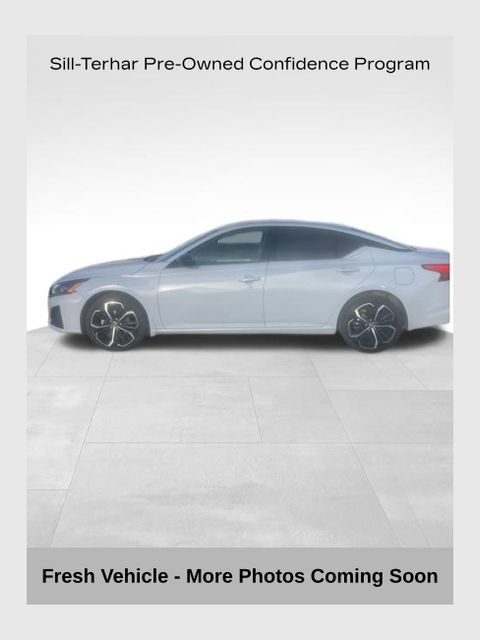 2023 Nissan Altima SR's photo