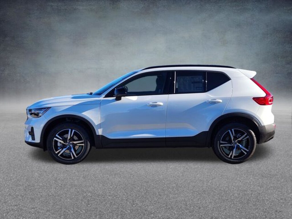 New 2026 Volvo XC40 B5 Core SUV