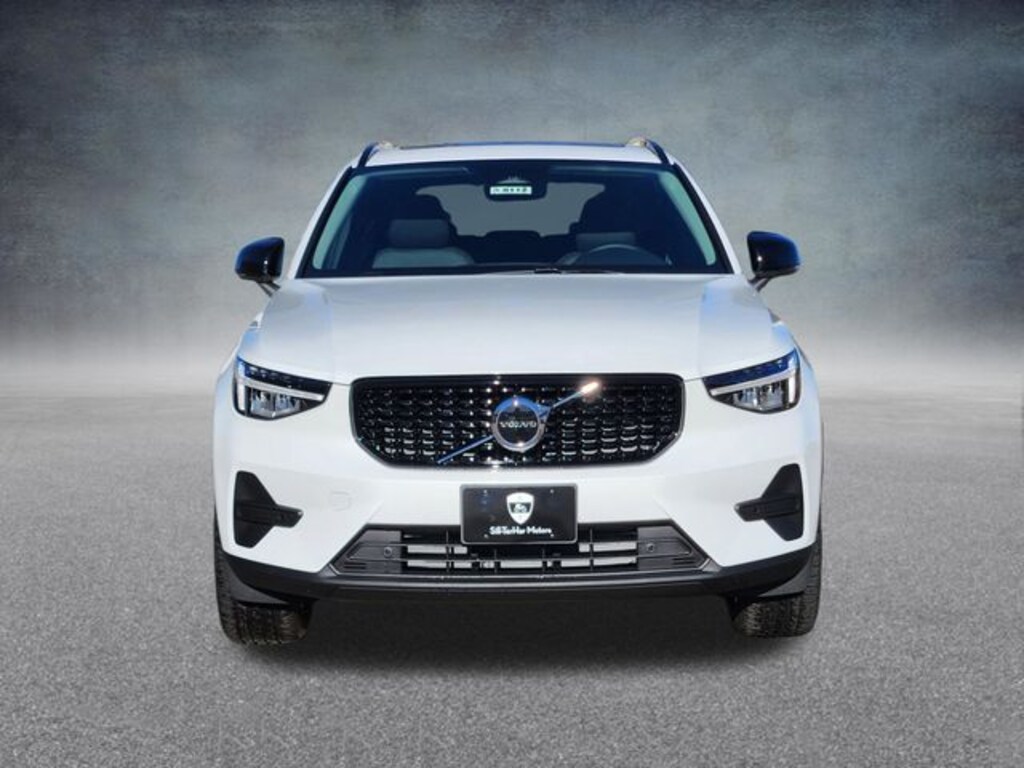 New 2026 Volvo XC40 B5 Core SUV