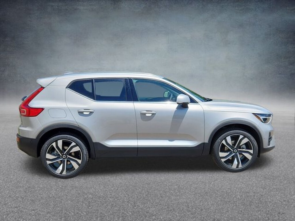 New 2025 Volvo XC40 B5 Ultra Bright Theme SUV