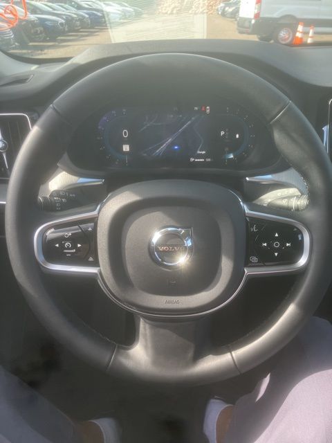 2025 Volvo XC60 B5 Plus photo 4