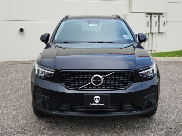 2026 Volvo XC40 Core photo 2