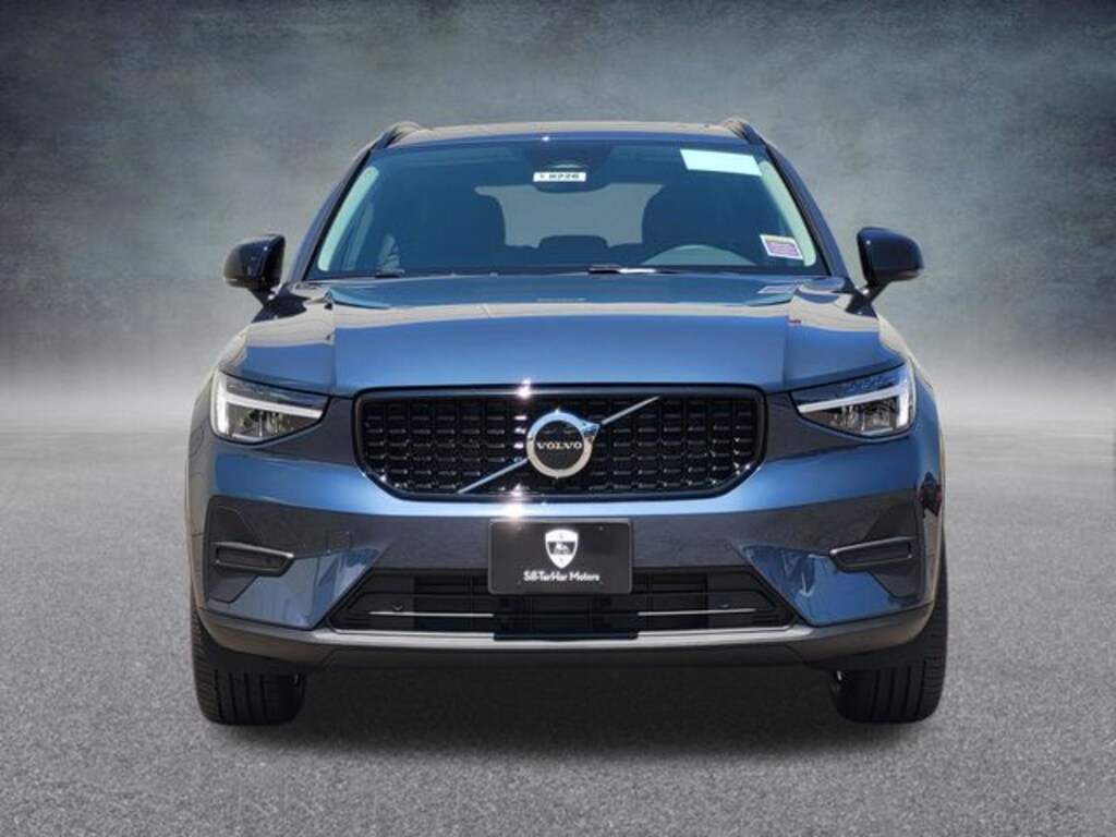 New 2026 Volvo XC40 B5 Core SUV