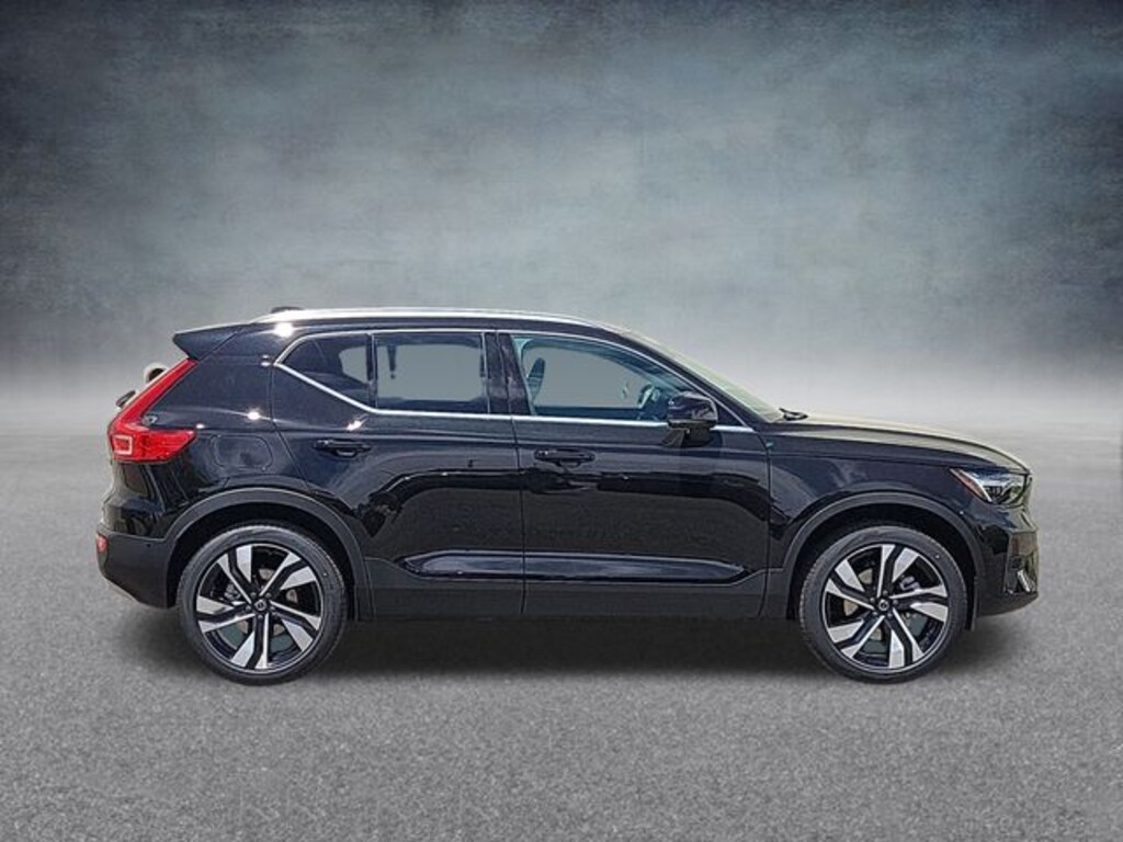 New 2025 Volvo XC40 B5 Ultra Bright Theme SUV
