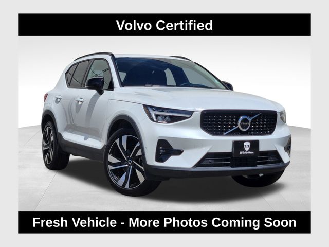 2025 Volvo XC40 B5 Plus Dark AWD's photo