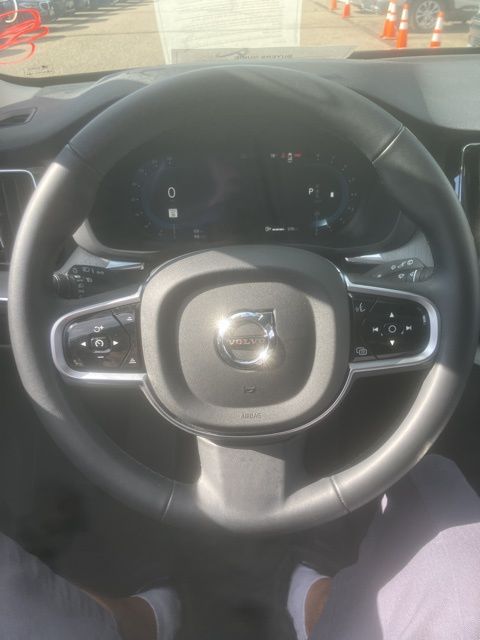 2025 Volvo XC60 B5 Plus photo 4
