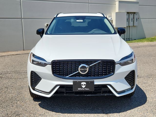 2025 Volvo XC60 B5 Plus photo 2