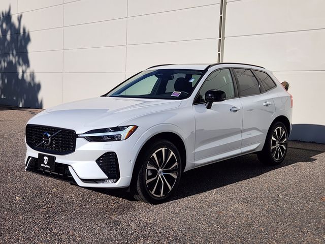 2025 Volvo XC60 B5 Plus photo 3