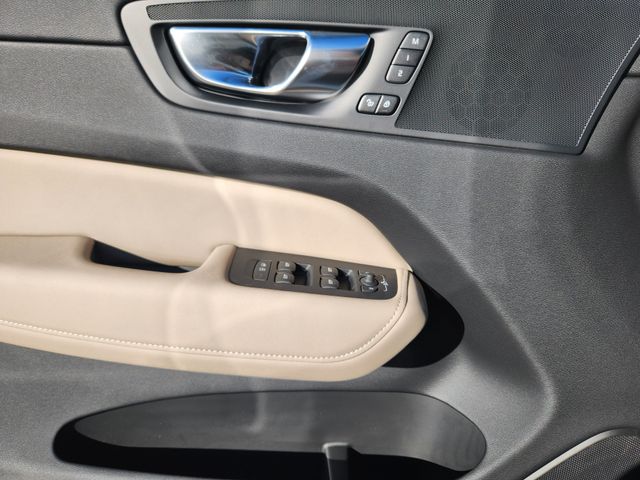 2026 Volvo XC60 Plus - Photo 9