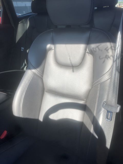 2023 Volvo XC60 B5 Ultimate photo 2