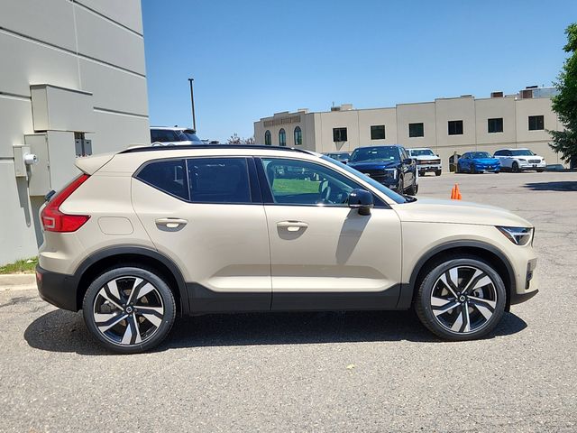 2025 Volvo XC40 photo 2