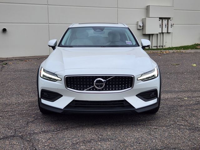 2024 Volvo V60 Cross Country B5 Plus photo 2