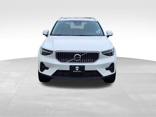 2025 Volvo XC40 Plus photo 2