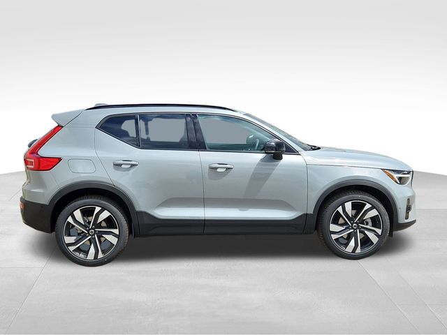 2025 Volvo XC40 photo 2