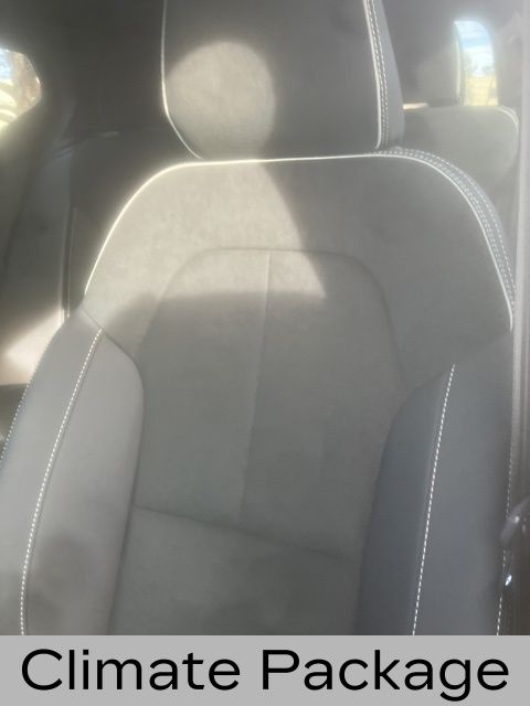 2023 Volvo XC40 Recharge Twin Plus photo 2