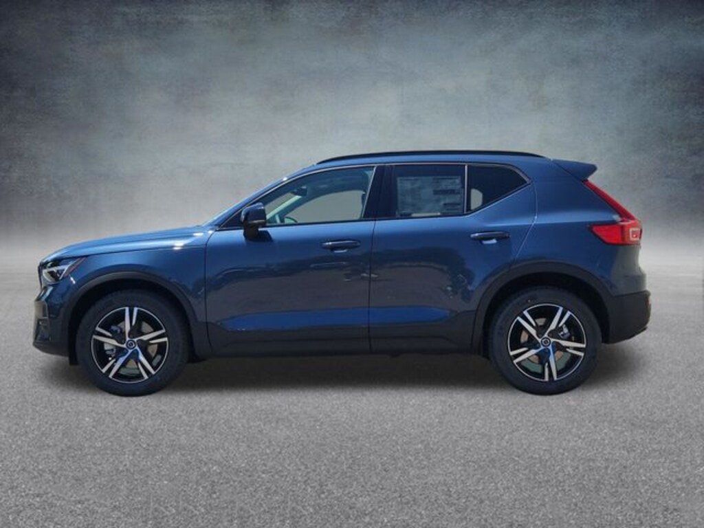 New 2026 Volvo XC40 B5 Core SUV