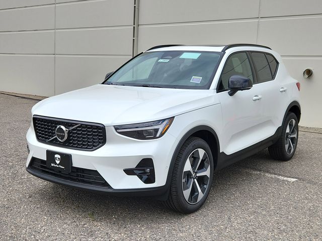 2026 Volvo XC40 Plus photo 2