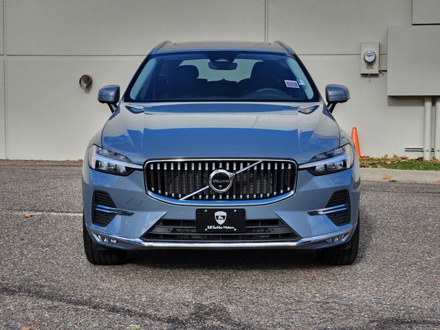 2023 Volvo XC60 B5 Plus photo 2