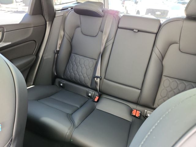 2026 Volvo XC60 Plus - Photo 14