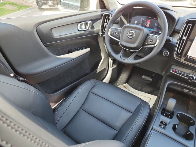 2025 Volvo XC40 Core - Photo 10