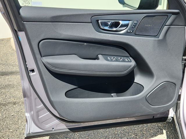 2026 Volvo XC60 Plus - Photo 9
