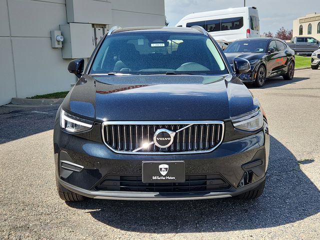 2025 Volvo XC40 Core photo 2