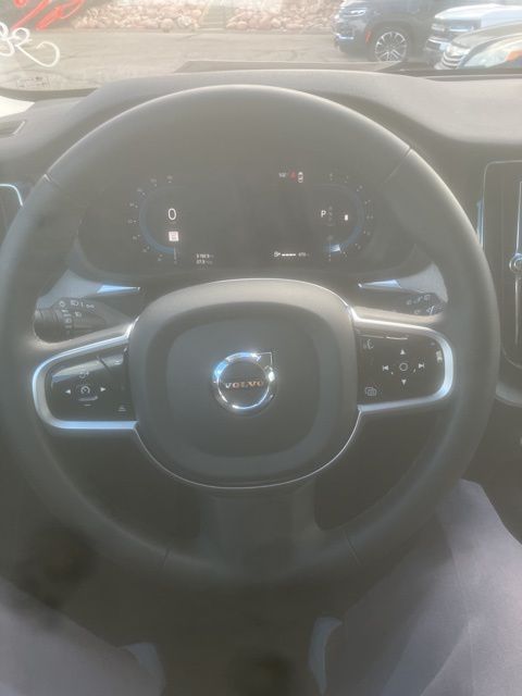 2025 Volvo XC60 B5 Plus photo 3