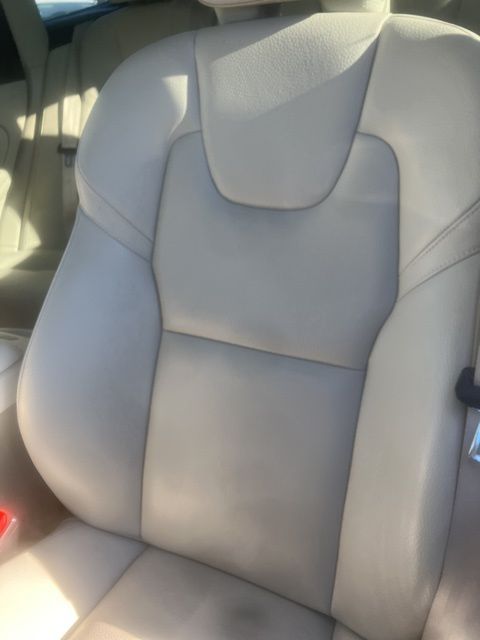2023 Volvo XC60 B5 Plus photo 2