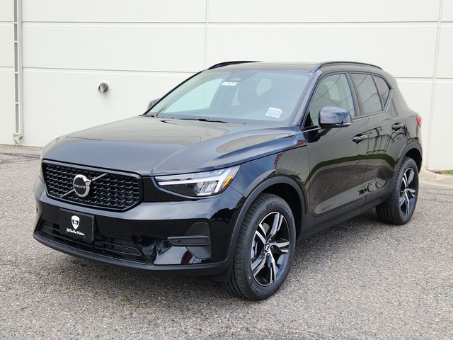 2026 Volvo XC40 Core photo 3
