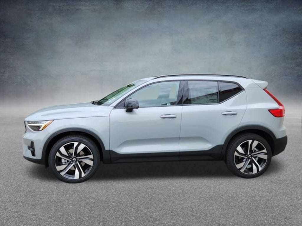 Used 2025 Volvo XC40 B5 Plus Dark Theme SUV