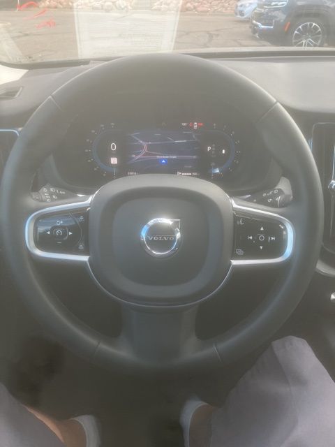 2025 Volvo XC60 B5 Plus photo 3