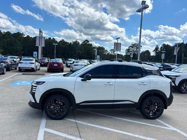 2026 Nissan Kicks SR photo 2