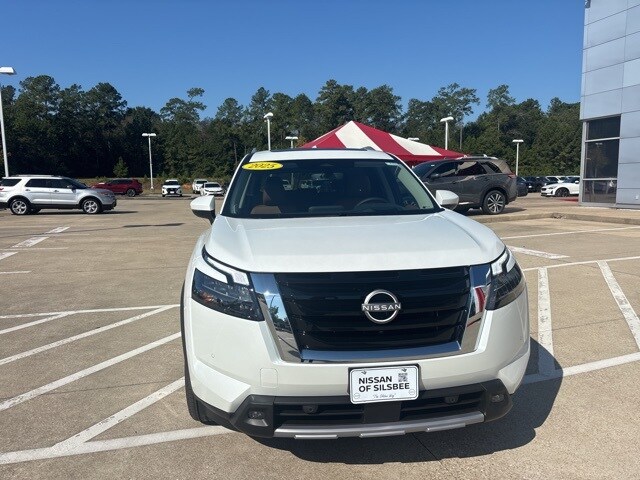 2025 Nissan Pathfinder Platinum photo 2