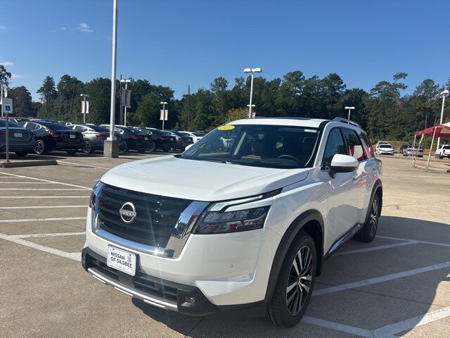 2025 Nissan Pathfinder Platinum photo 3