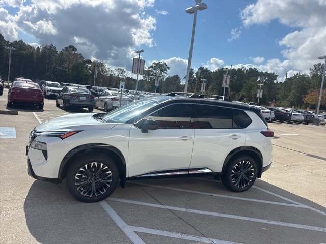 2026 Nissan Rogue Platinum photo 2