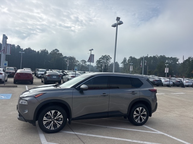 2021 Nissan Rogue SV photo 2