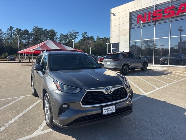 2024 Toyota Highlander LE's photo