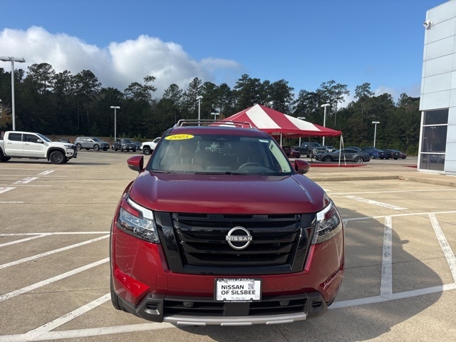 2025 Nissan Pathfinder Platinum photo 2