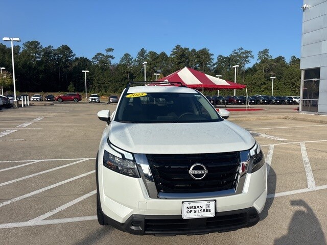 2025 Nissan Pathfinder SV photo 2